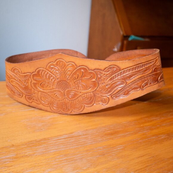 Vintage thick tooled leather belt 23"-25" - Picture 2 of 5